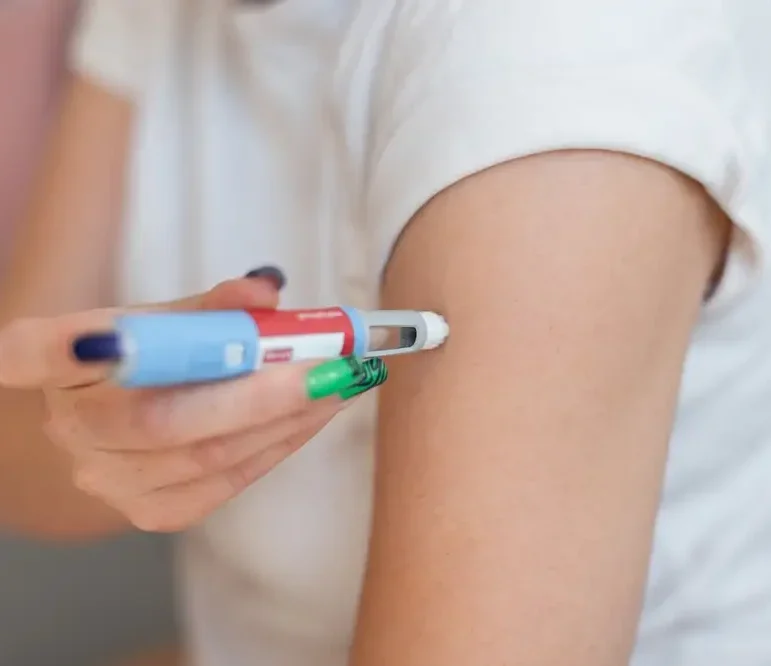 heavy woman injecting ozempic into her arm
